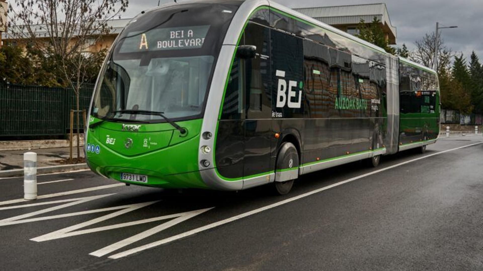 La flota está formada por siete nuevos autobuses de 18 metros de longitud y seis de 12 metros