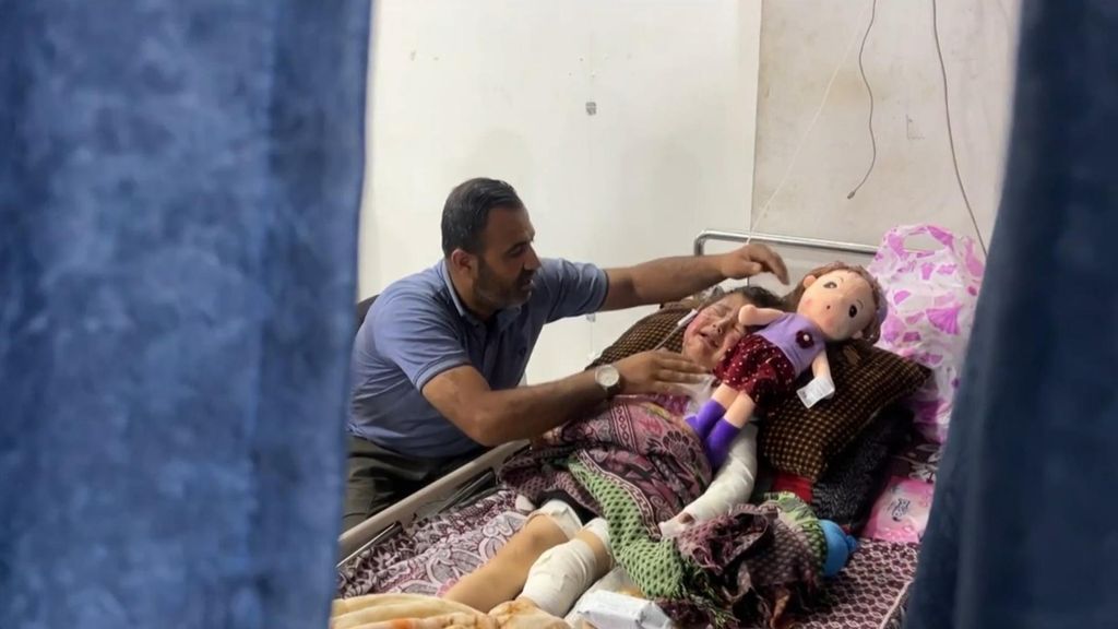 La historia de Hanin al-Wadie, la niña gazatí cuya silueta emergió entre las llamas de un bombardeo israelí: "Vio a sus padres arder"