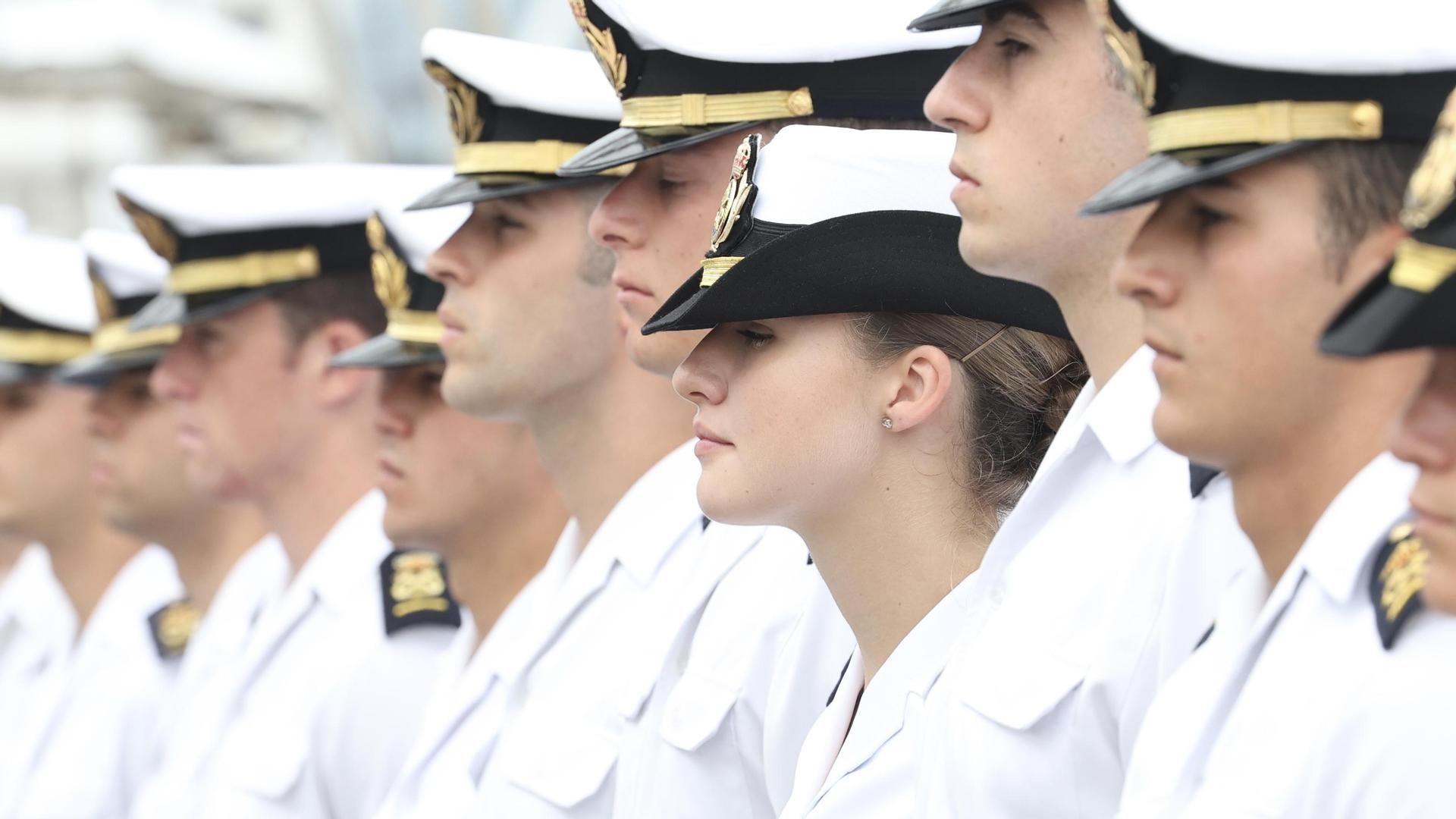 Leonor, junto a otros compañeros del Juan Sebastián Elcano