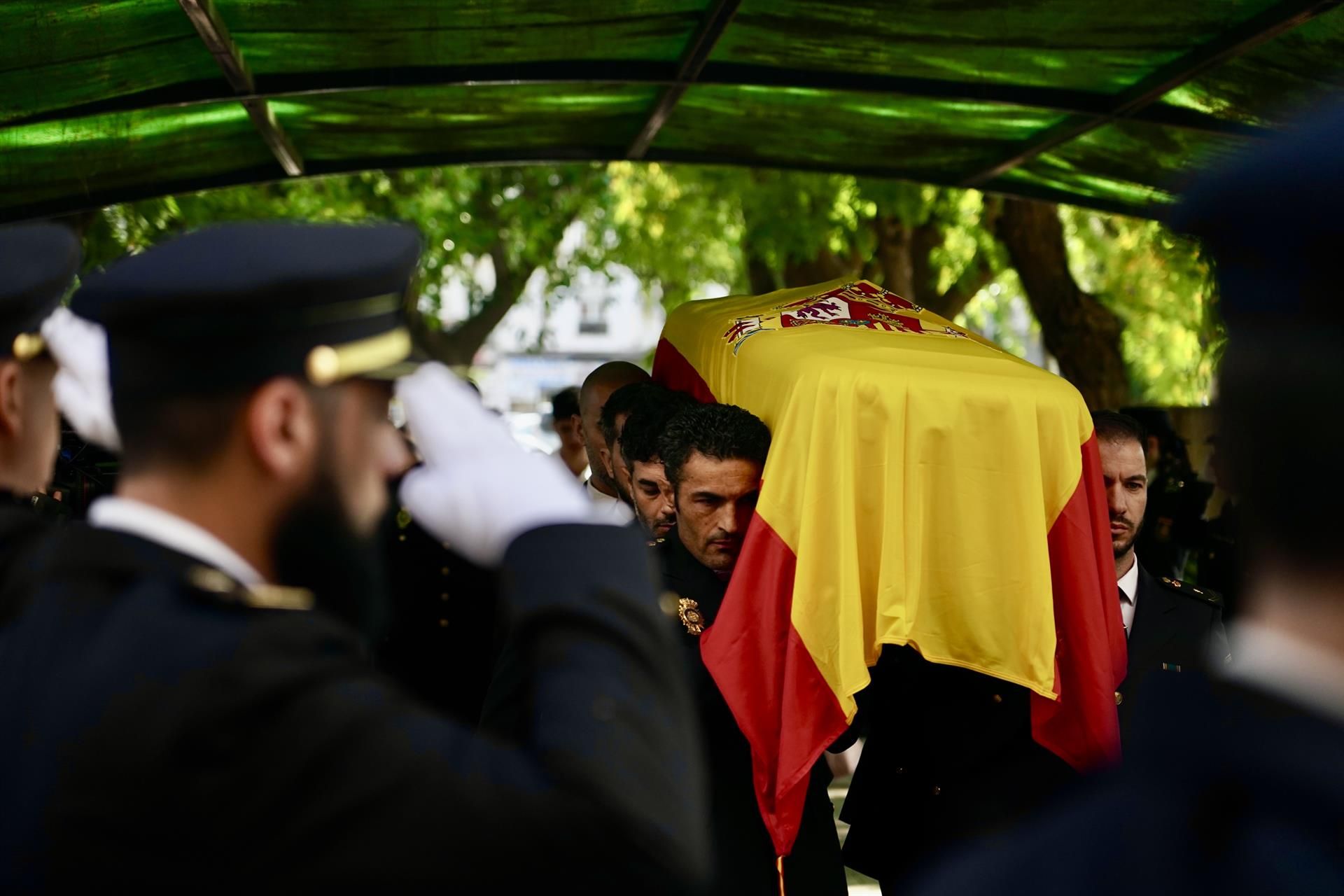 Llegada del féretro del agente fallecido a la Comisaría Provincial de Málaga para un acto de homenaje