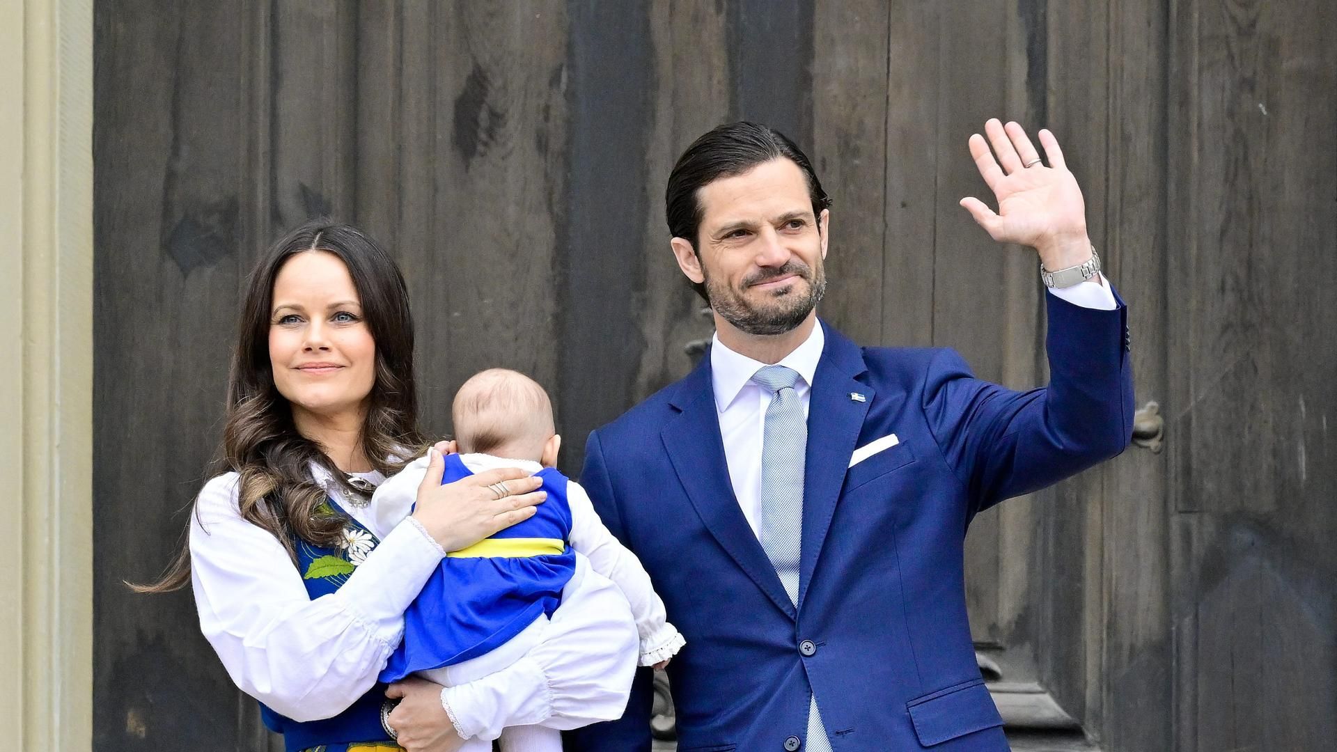 Los príncipes Carlos Felipe y Sofía, con su hija Ines