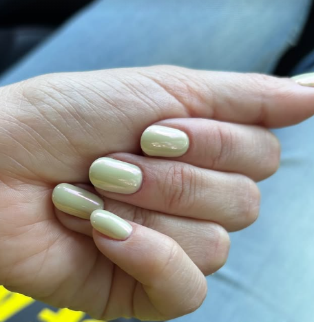 Manicura con uñas amarillas metalizadas, de Luisa Fonseca Nails