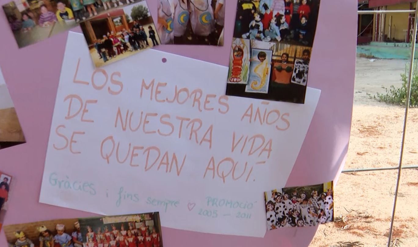 Mensaje colgado en la valla que rodea el colegio