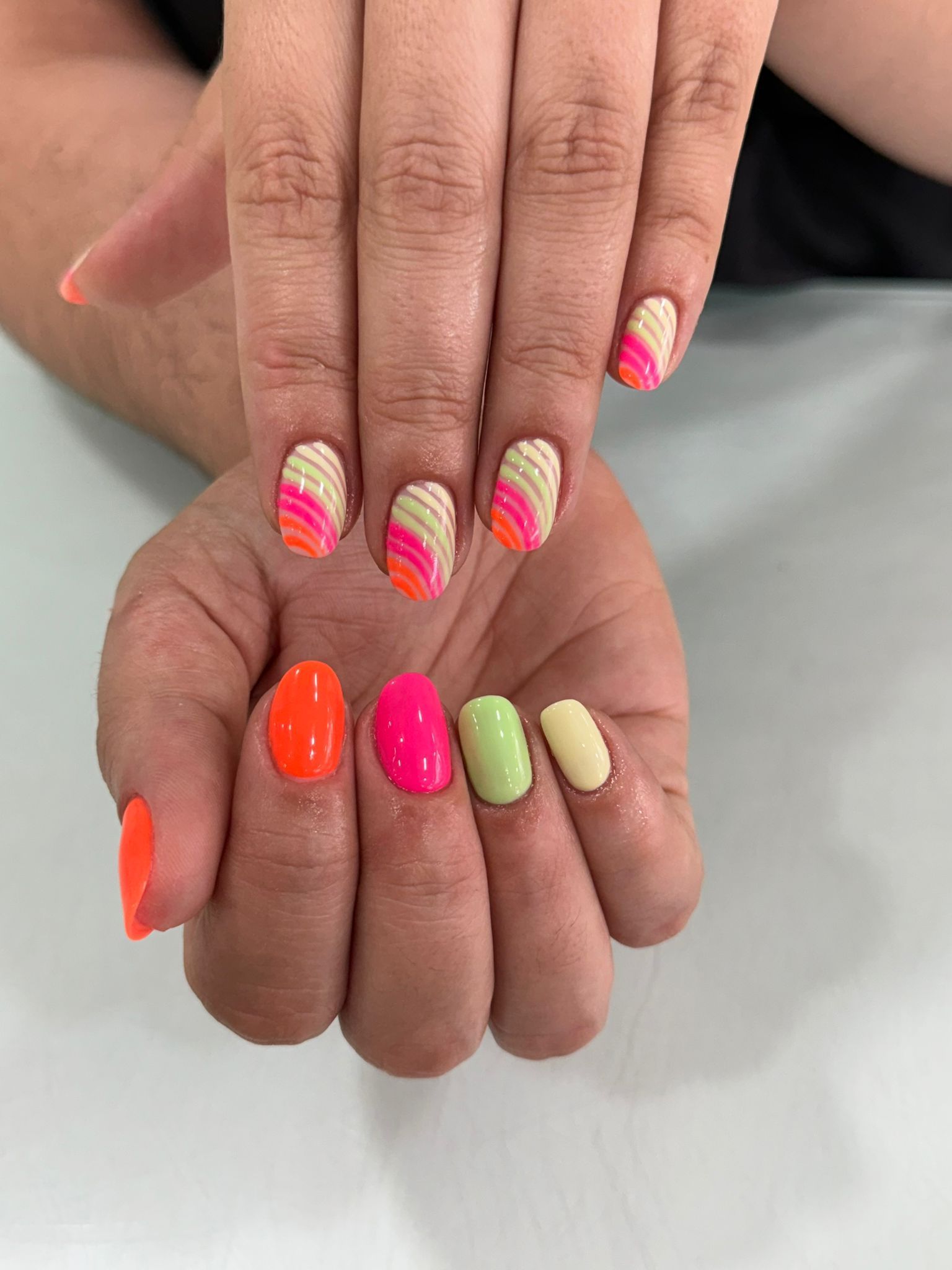Nail art ern colores vivos, de Le Salon Nails