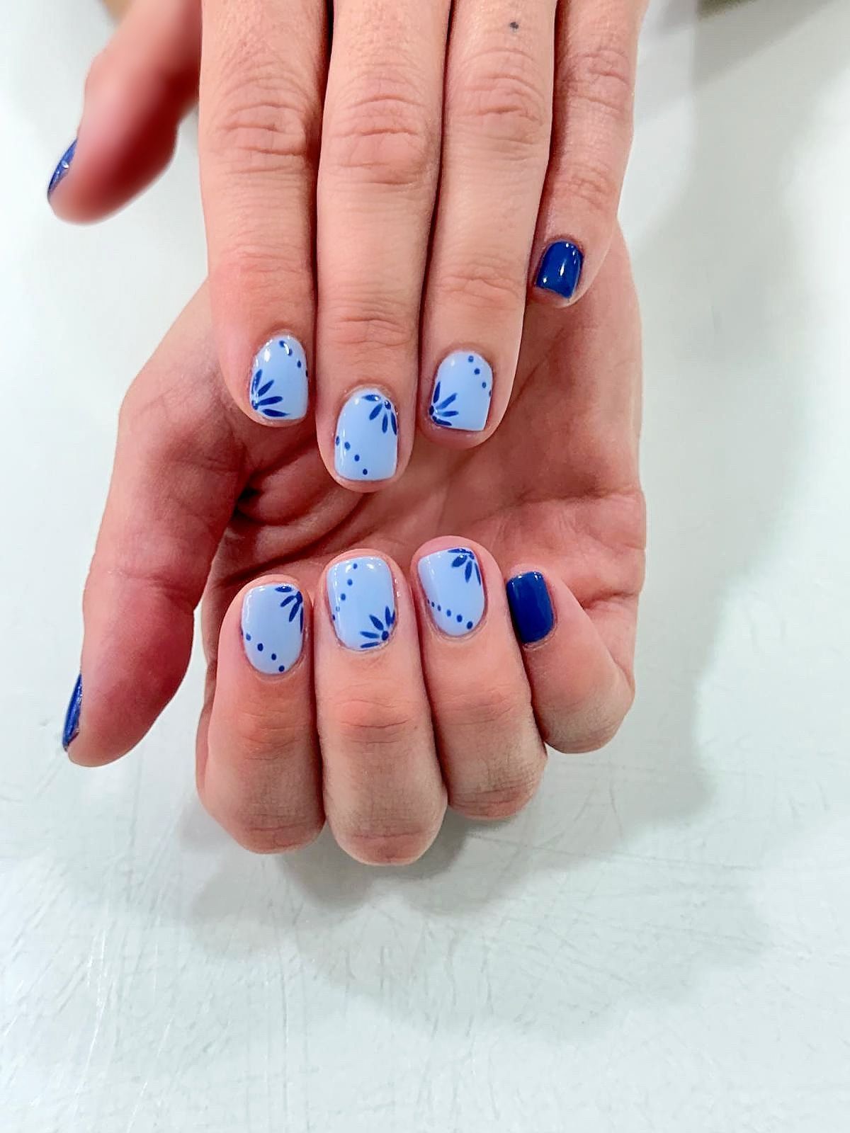 Navy nails, de Le Salon Nails