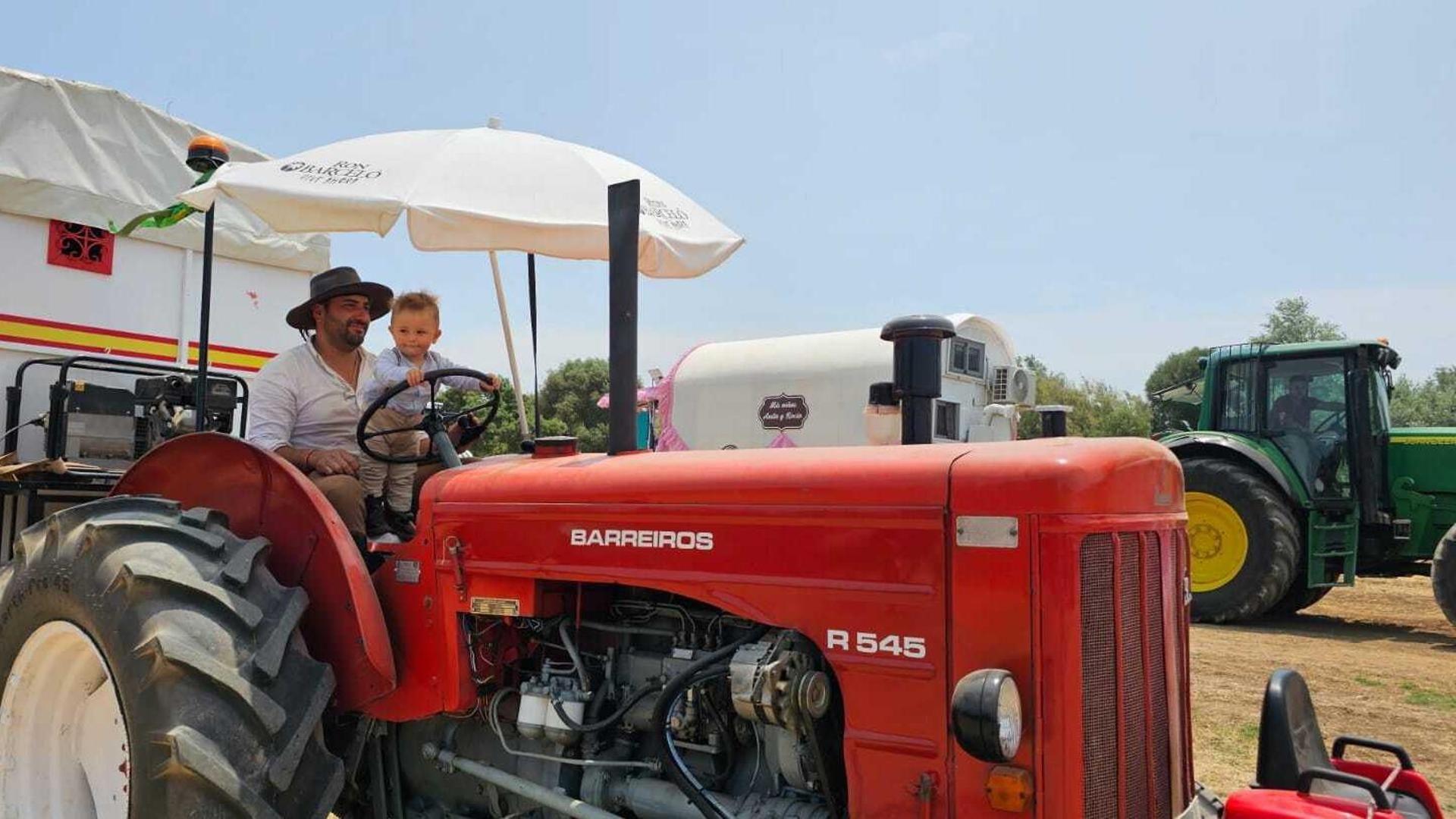 Paco y su hijo Francisco subidos en su inseparable tractor