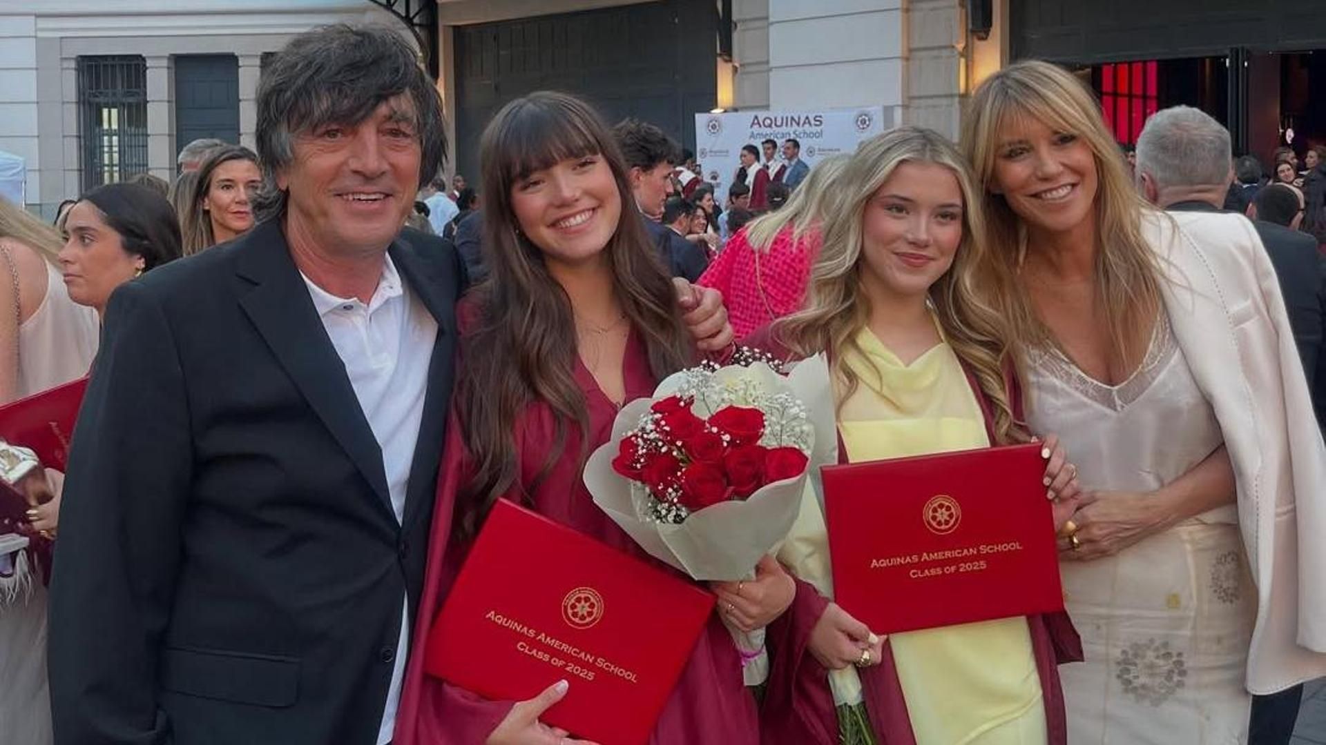 Raquel Meroño y Santi Carbones, posando junto a sus hijas Daniela y Martina en su graduación Raquel Meroño y Santi Carbones, posando junto a sus hijas Daniela y Martina en su graduación
