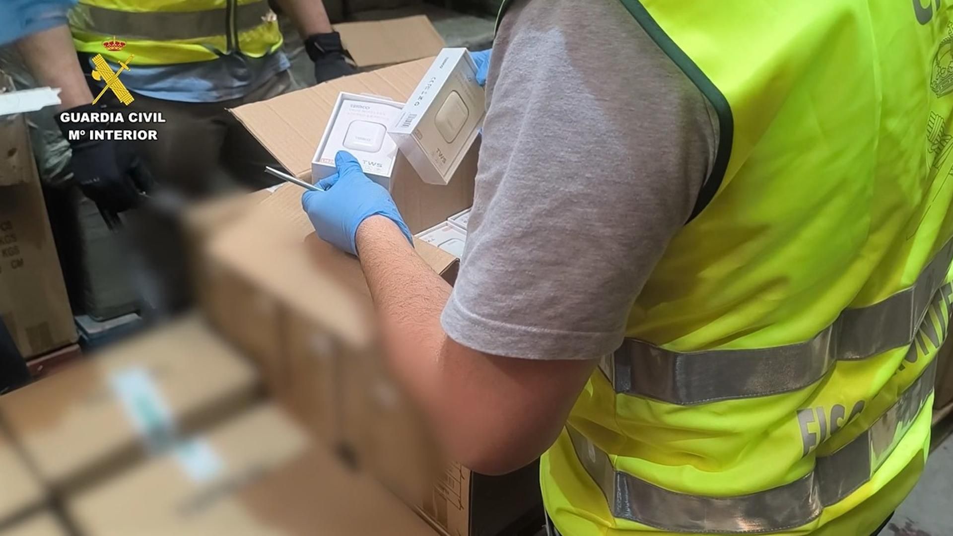 Tres detenidos y cuatro investigados por falsificaciones valoradas en seis millones de euros