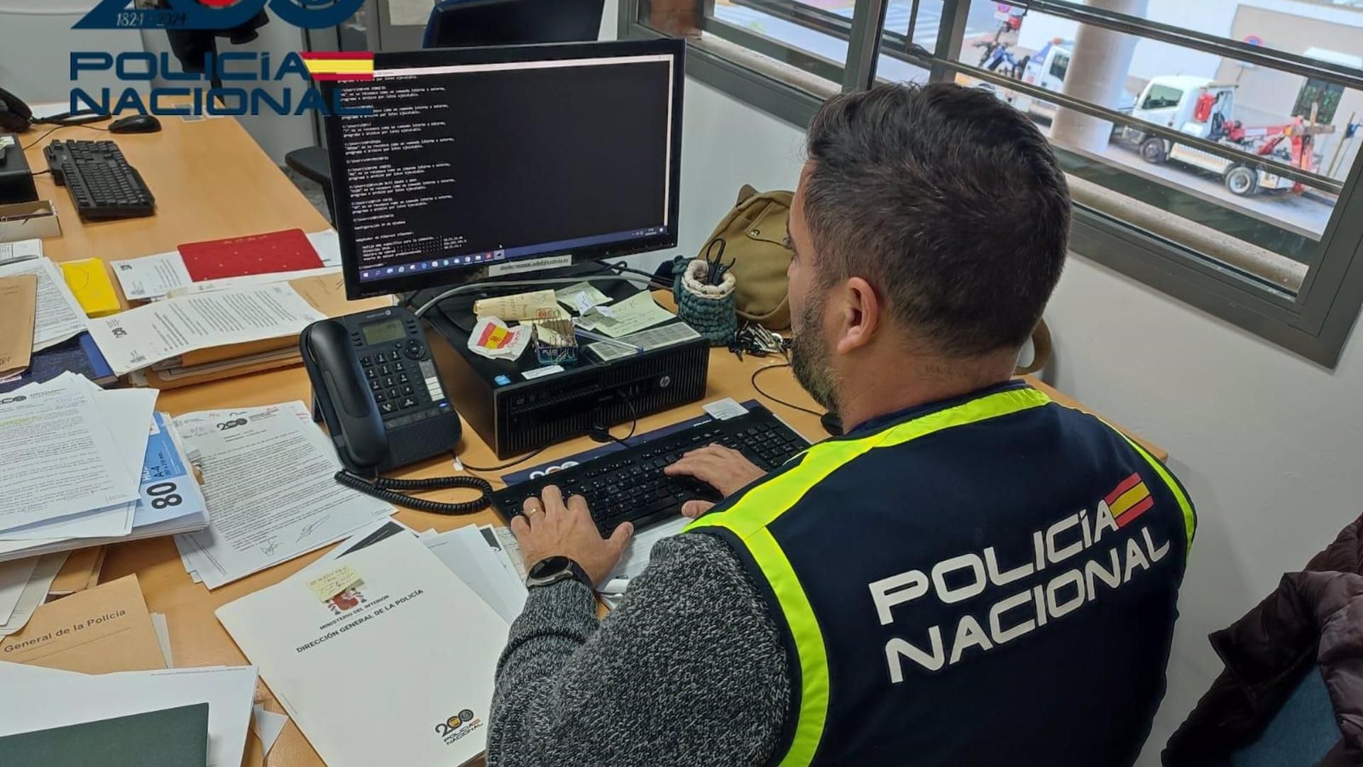 Un agente de la Policía Nacional de Sevilla frente a un ordenador, en foto de recurso Un agente de la Policía Nacional de Sevilla frente a un ordenador, en foto de recurso