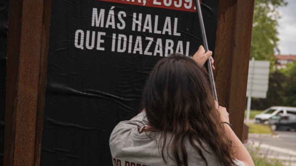 Vox ha colgado en redes las imágenes de los carteles en contra de la presencia de extranjeros