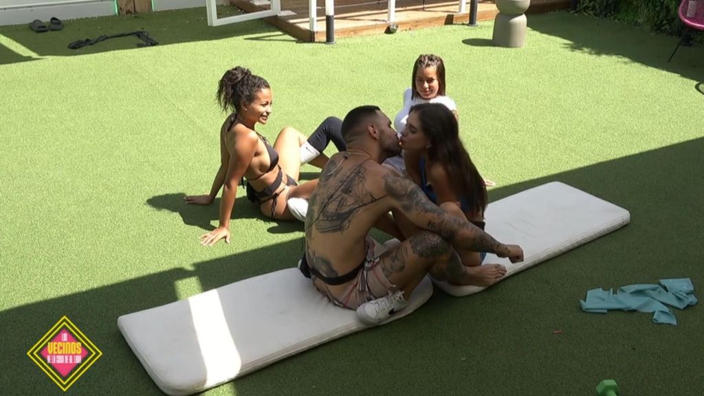 Abdominales con besos entre Maica y Barranco Los vecinos de la casa de al lado Temporada 2 Top Vídeos 1701