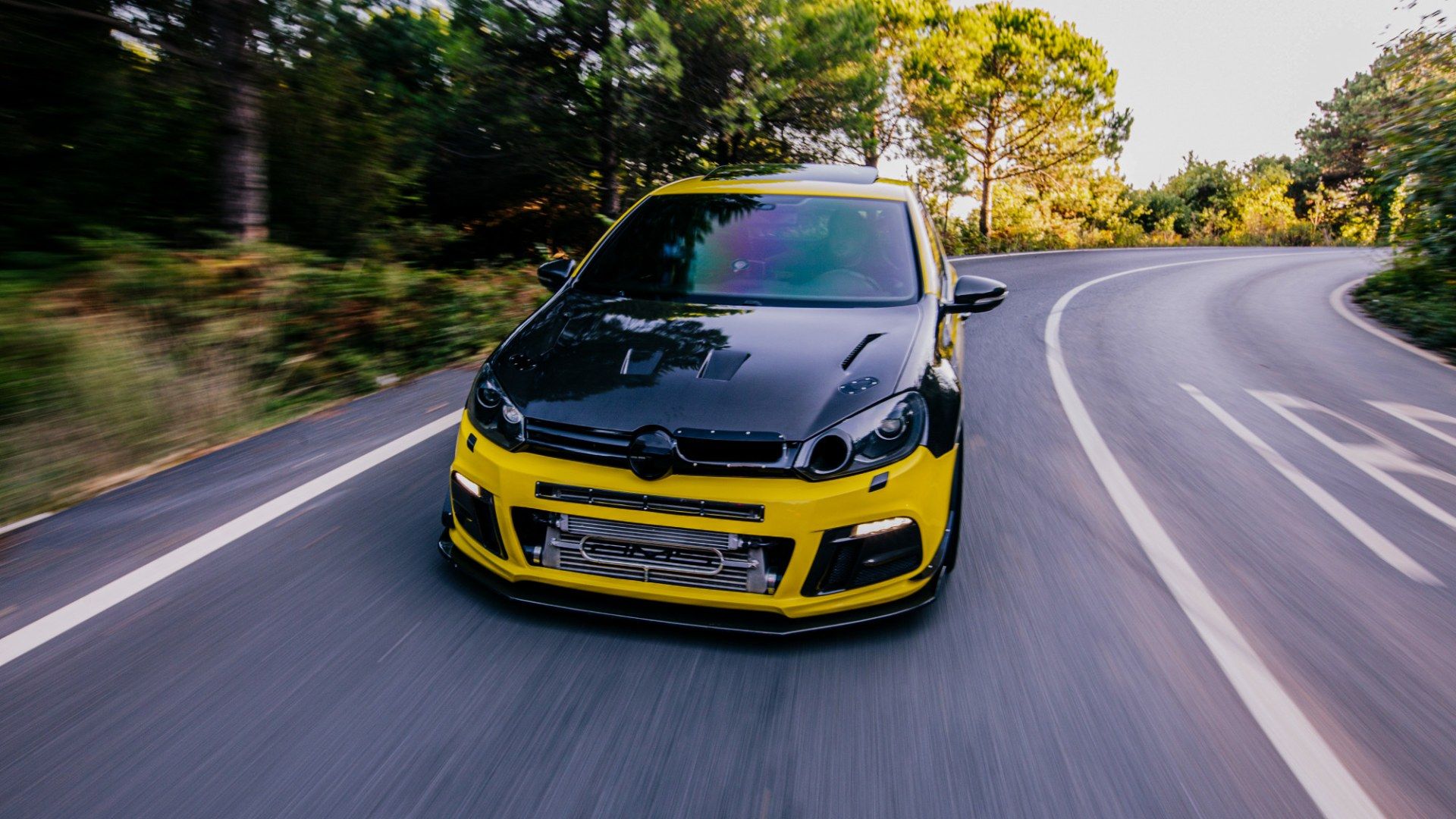 Coche tuning con muy pocas piezas originales