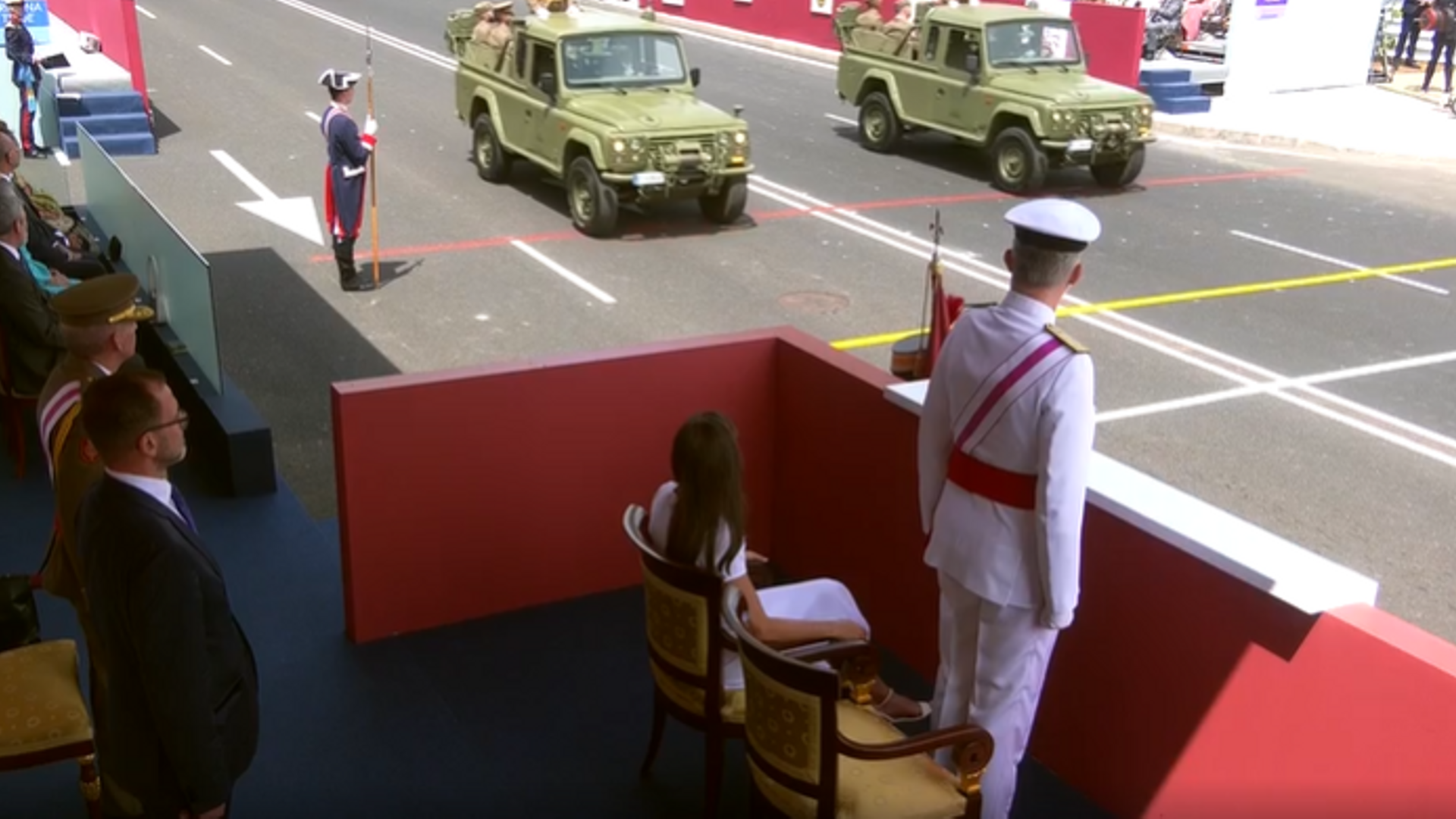El rey Felipe VI observa el desfile terrestre motorizado en el que participan 86 vehículos 36 motos