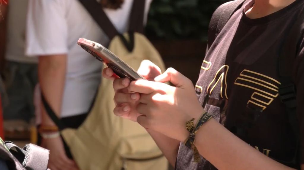 Familias y educadores exigen la desescalada digital en los colegios