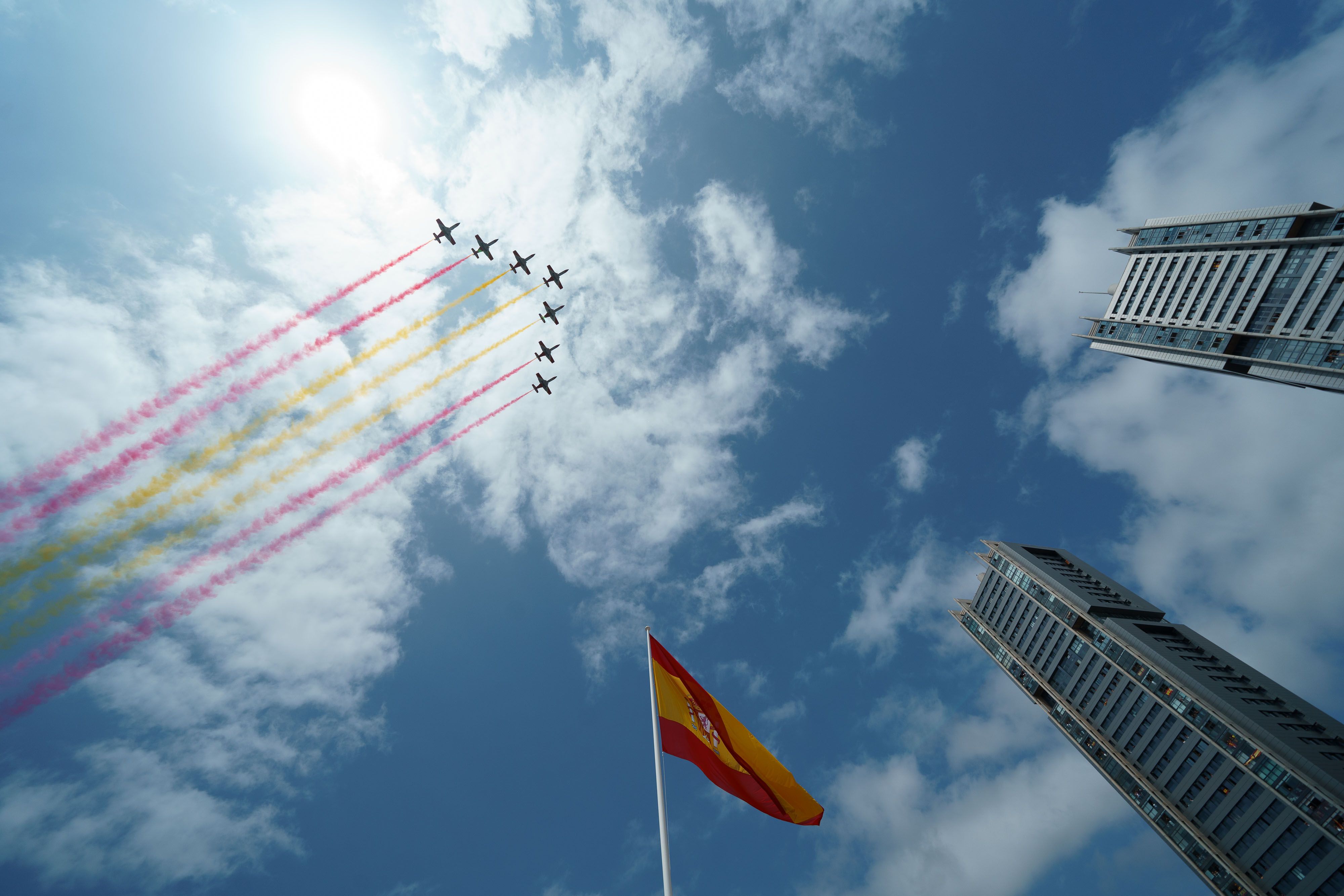 Felipe VI y Letizia, en Santa Cruz de Tenerife por el Día de las Fuerzas Armadas: las mejores imágenes del desfile