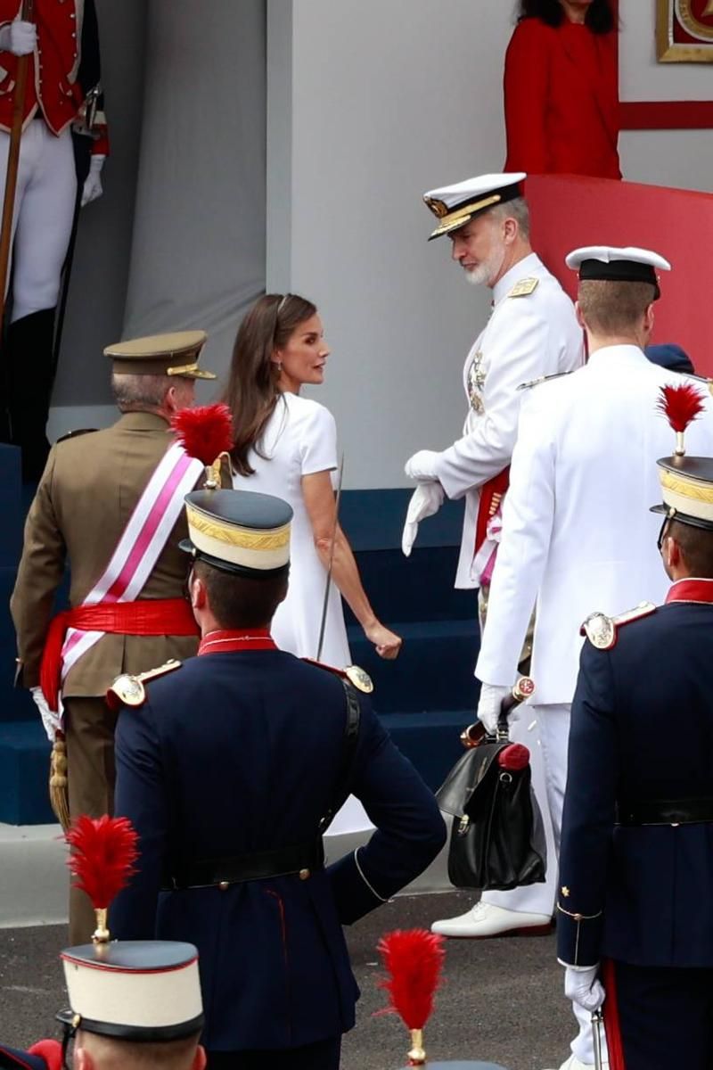 Felipe y Letizia, llegando al desfile de las Fuerzas Armadas