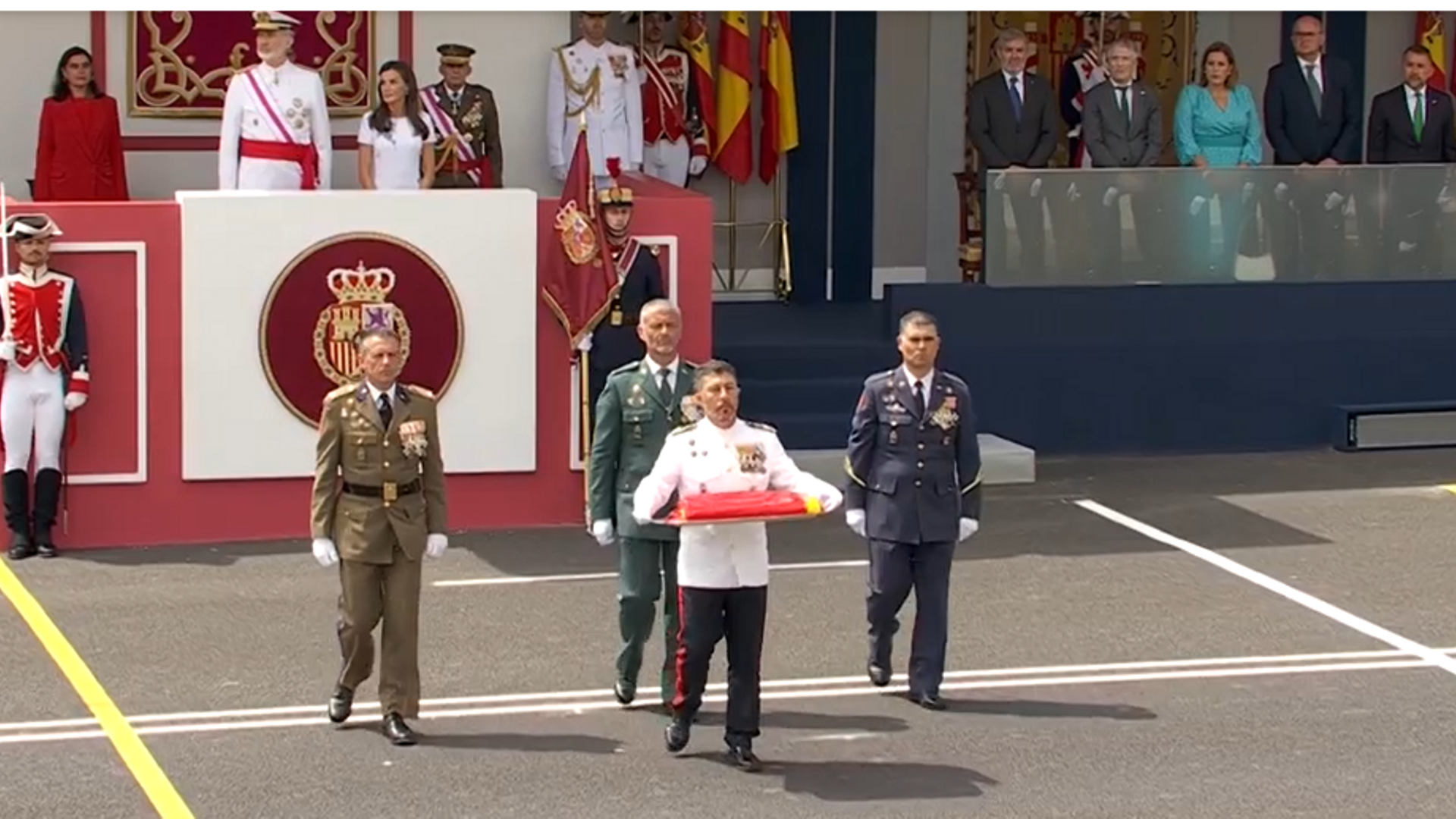 Izado y homenaje a la bandera nacional
