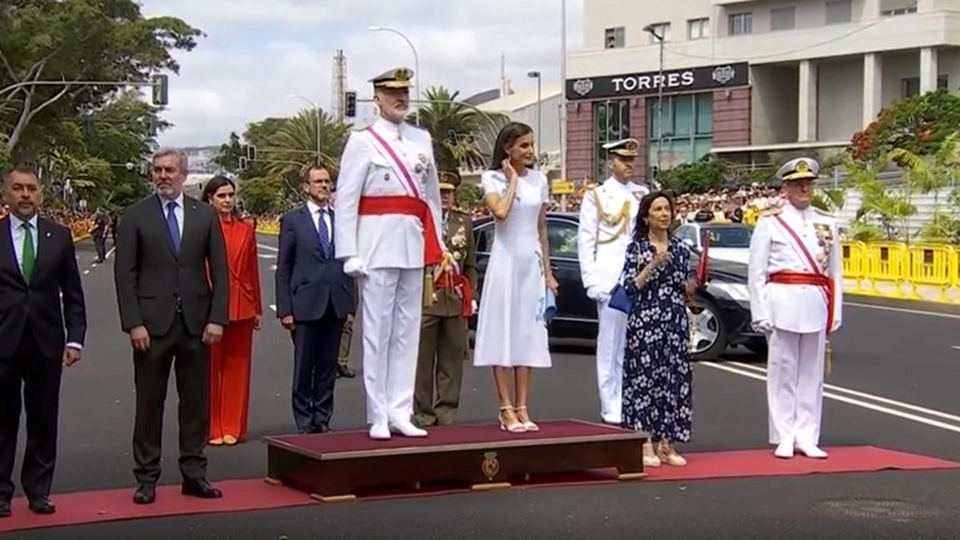 La reina Letizia repite con uno de sus vestidos de Carolina Herrera para el desfile de las Fuerzas Armadas