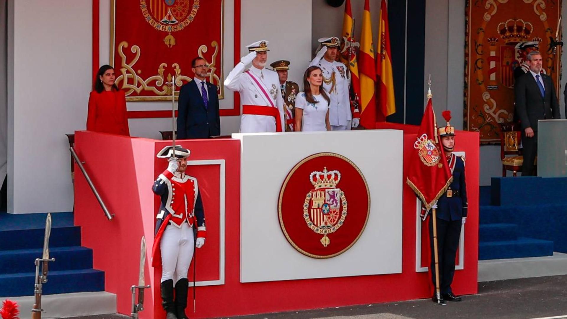Las Fuerzas Armadas 'toman' Tenerife en un multitudinario desfile presidido por los reyes