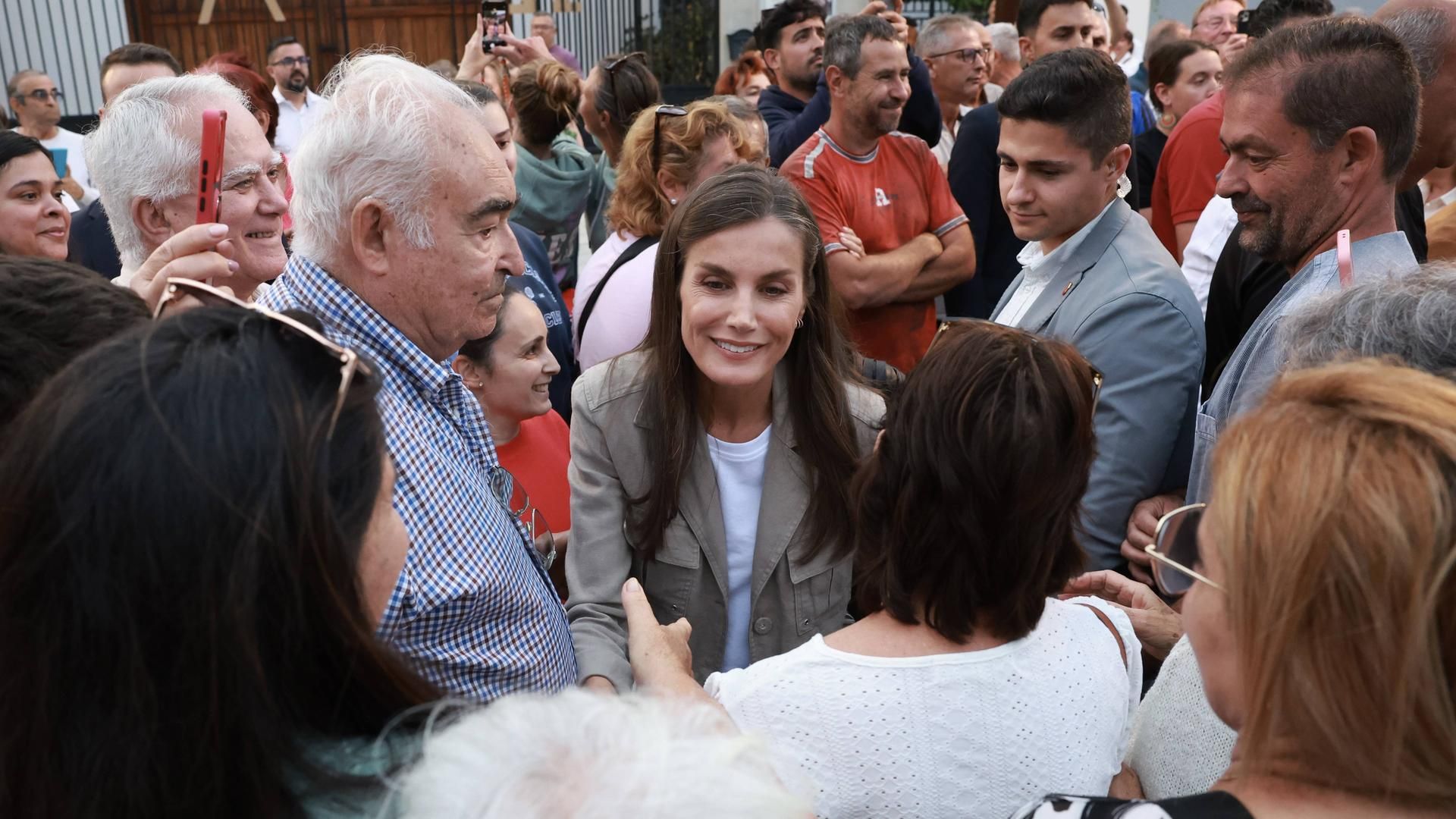 Letizia, saludando a algunas vecinas en La Palma