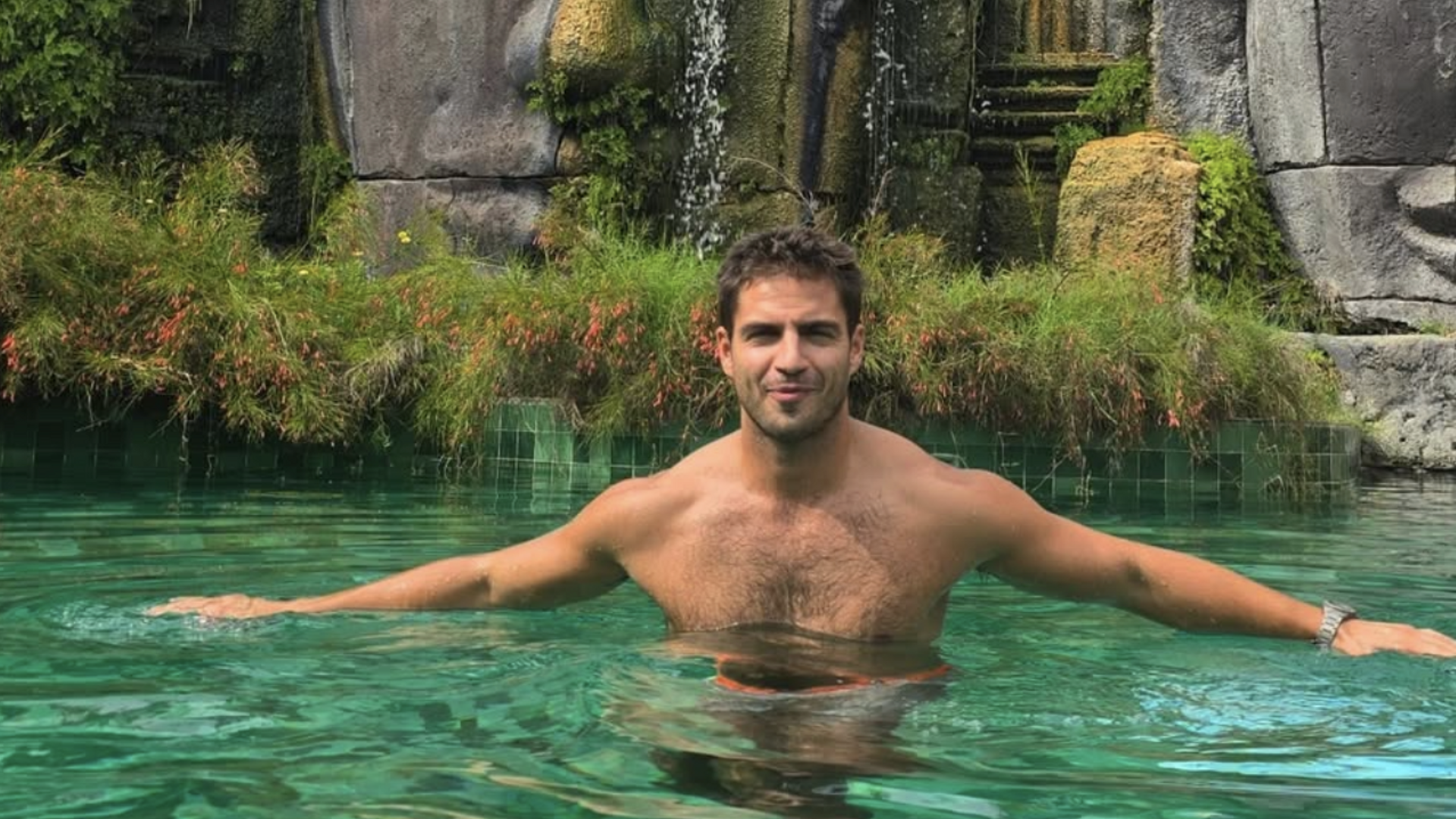 MAxi Iglesias en una piscina sin camiseta