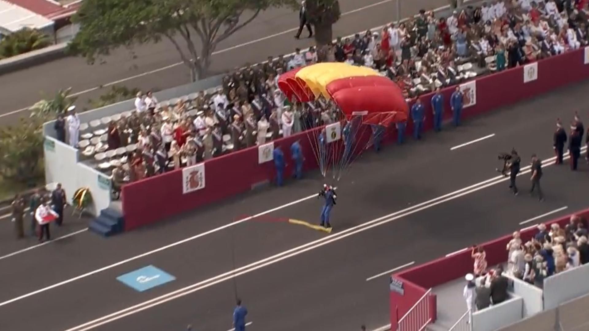 Salto de la Patrulla Acrobática de Paracaidismo: los paracaidistas portan la bandera nacional y la del X aniversario de la proclamación del rey