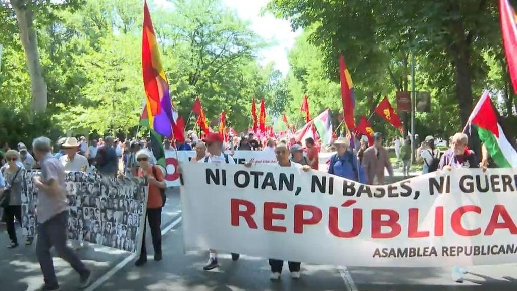 Sumar, Podemos e IU apoyan una manifestación en Madrid en oposición al rearme al grito de "No a la OTAN"