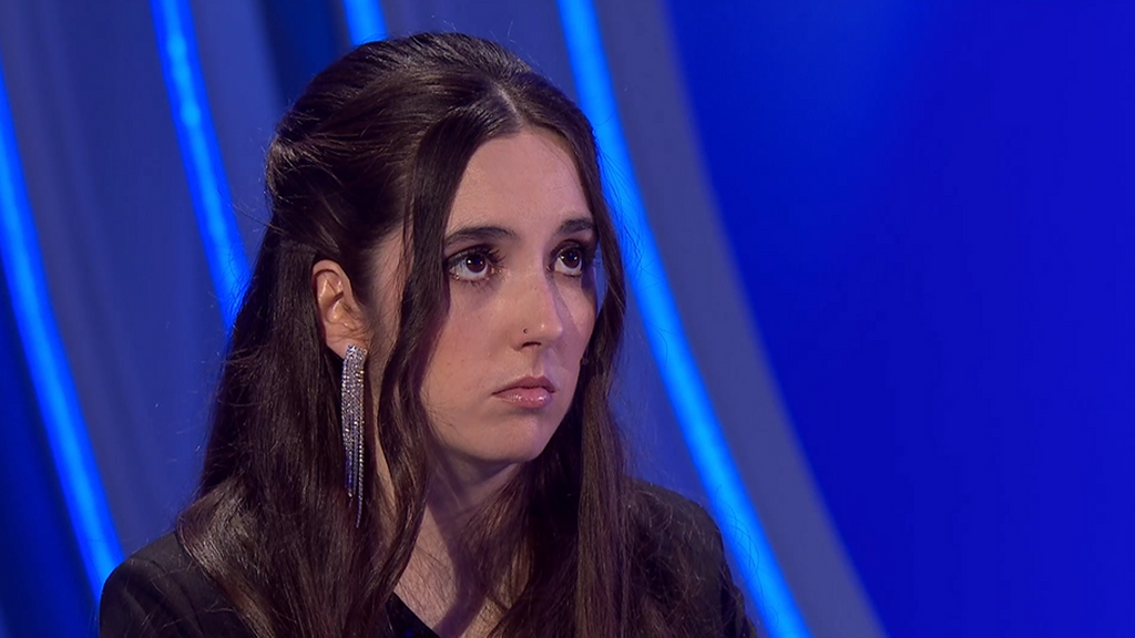 Una nieta quiere que sus abuelos vuelvan a recuperar la felicidad que perdieron tras la muerte de su hijo Hay una cosa que te quiero decir Temporada 1 Top Vídeos 98