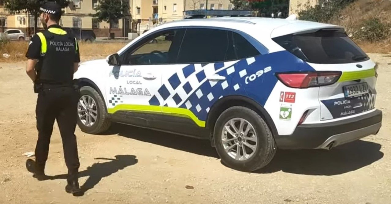 Agente y coche policial en Málaga
