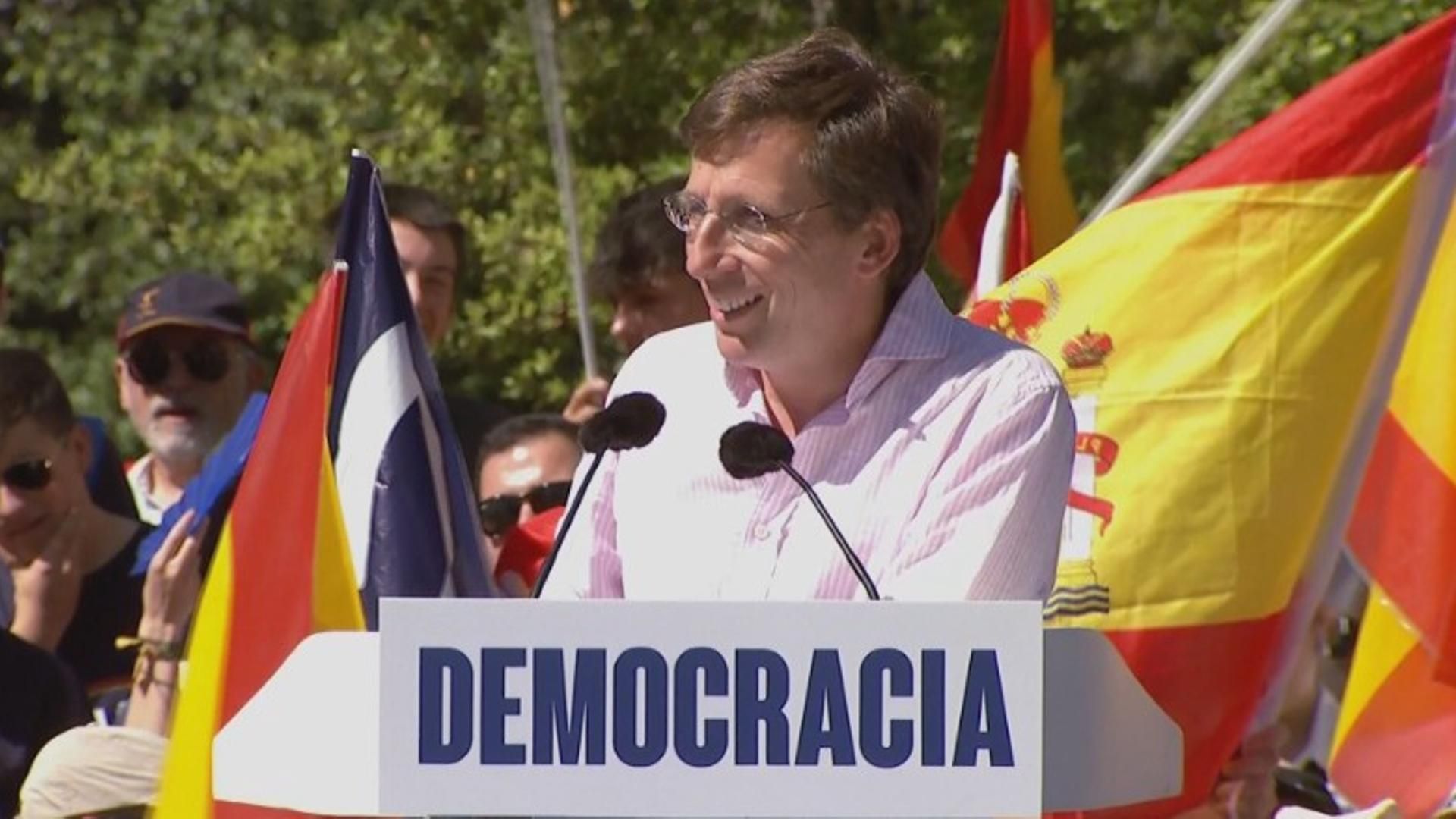 Almeida espeta "al capo" Sánchez que quieren "recuperar la democracia" Almeida espeta "al capo" Sánchez que quieren "recuperar la democracia"