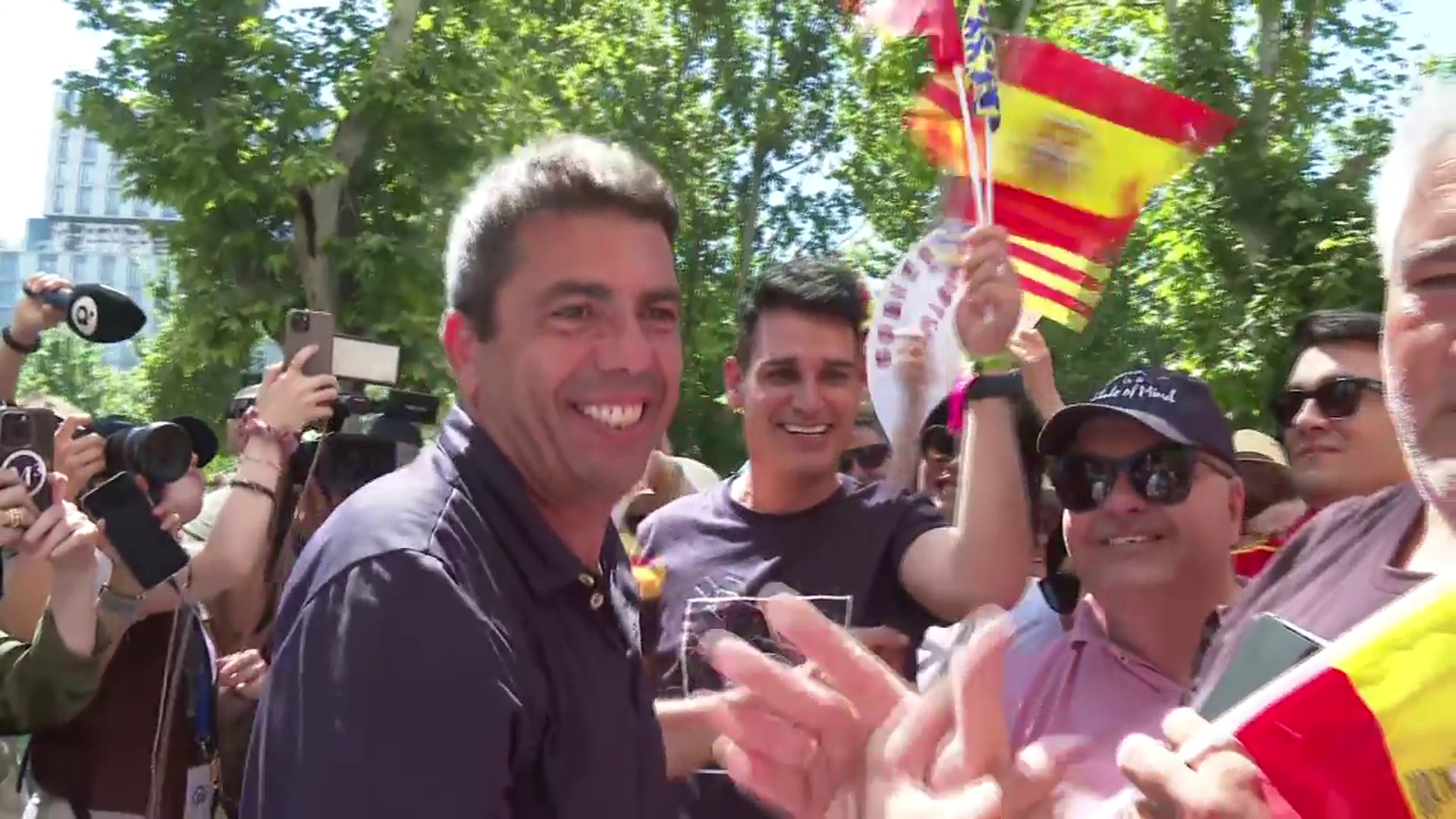 Carlos Mazón recibe el cariño de alguno de los asistentes a la manifestación del PP en Madrid: “¡Presidente, presidente!”