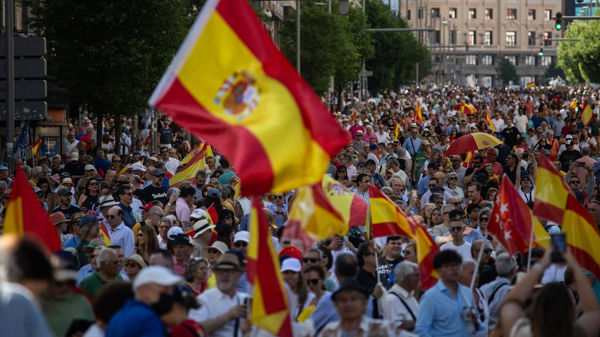 Cientos de personas durante la concentración del PP bajo el lema ‘Mafia o democracia’ en la Plaza de España de Madrid