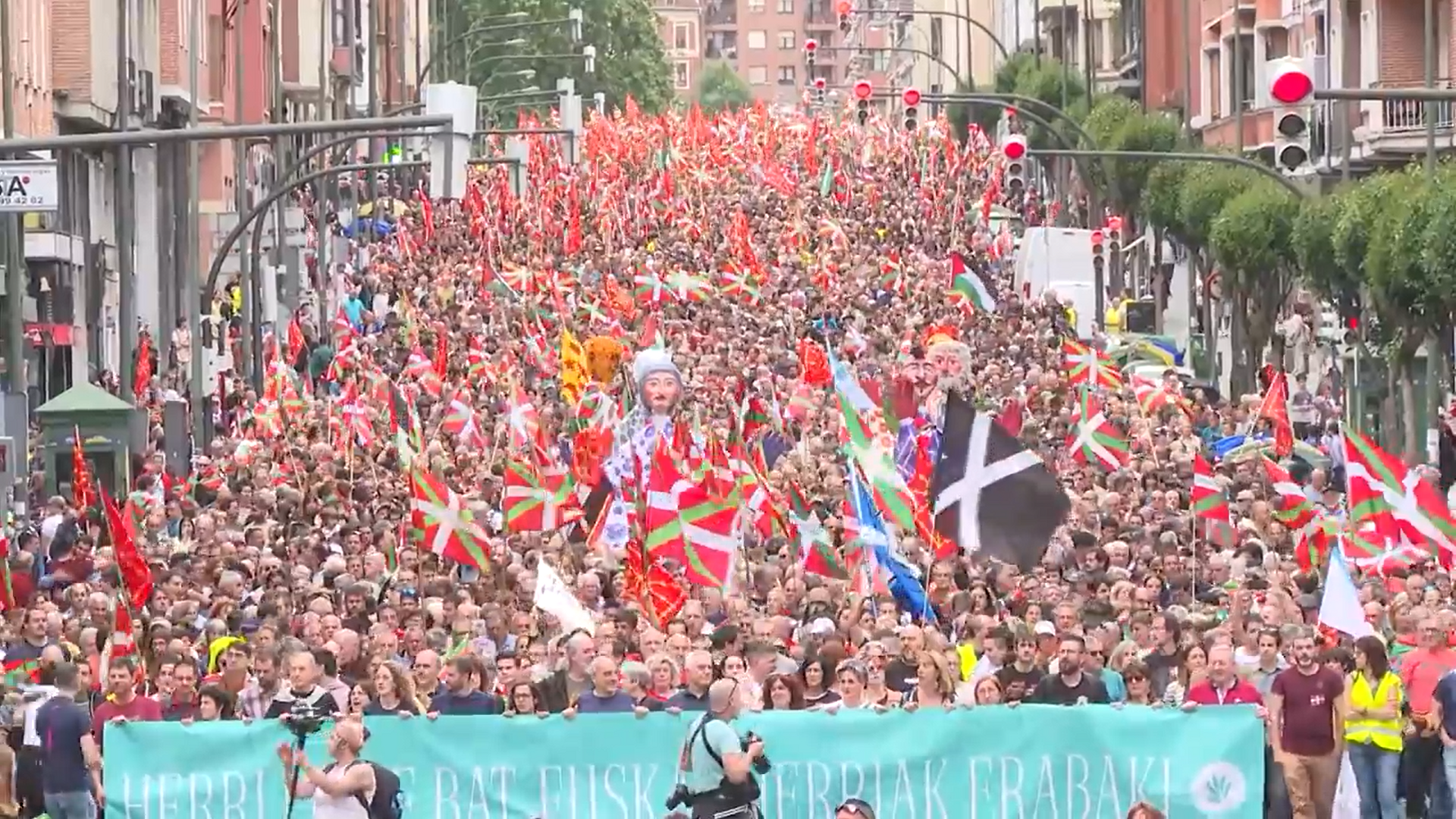 Decenas de miles de personas llenan Bilbao de ikurriñas y gritos de "independentzia" por el derecho a decidir