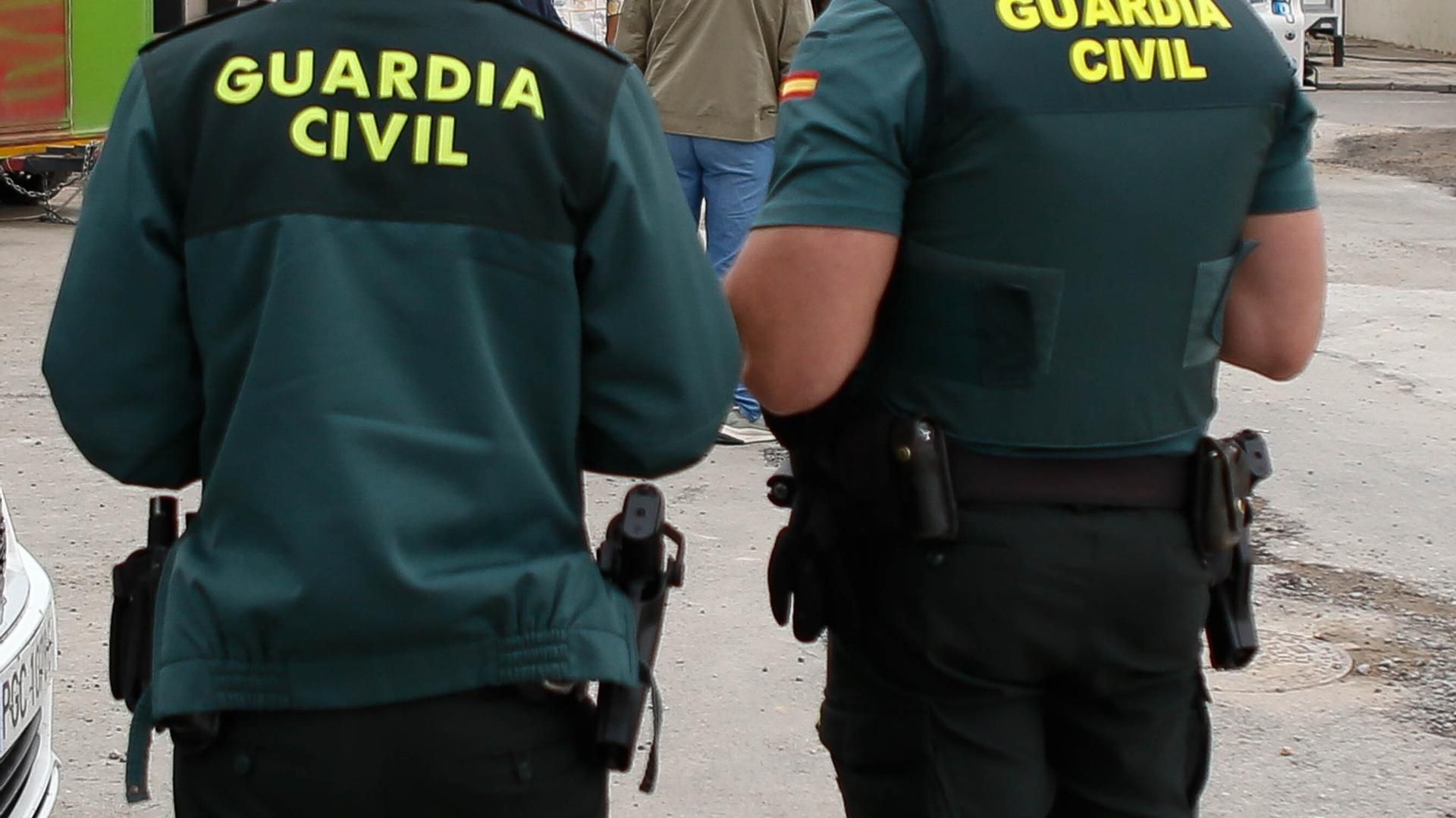 Dos agentes de la Guardia Civil de espaldas