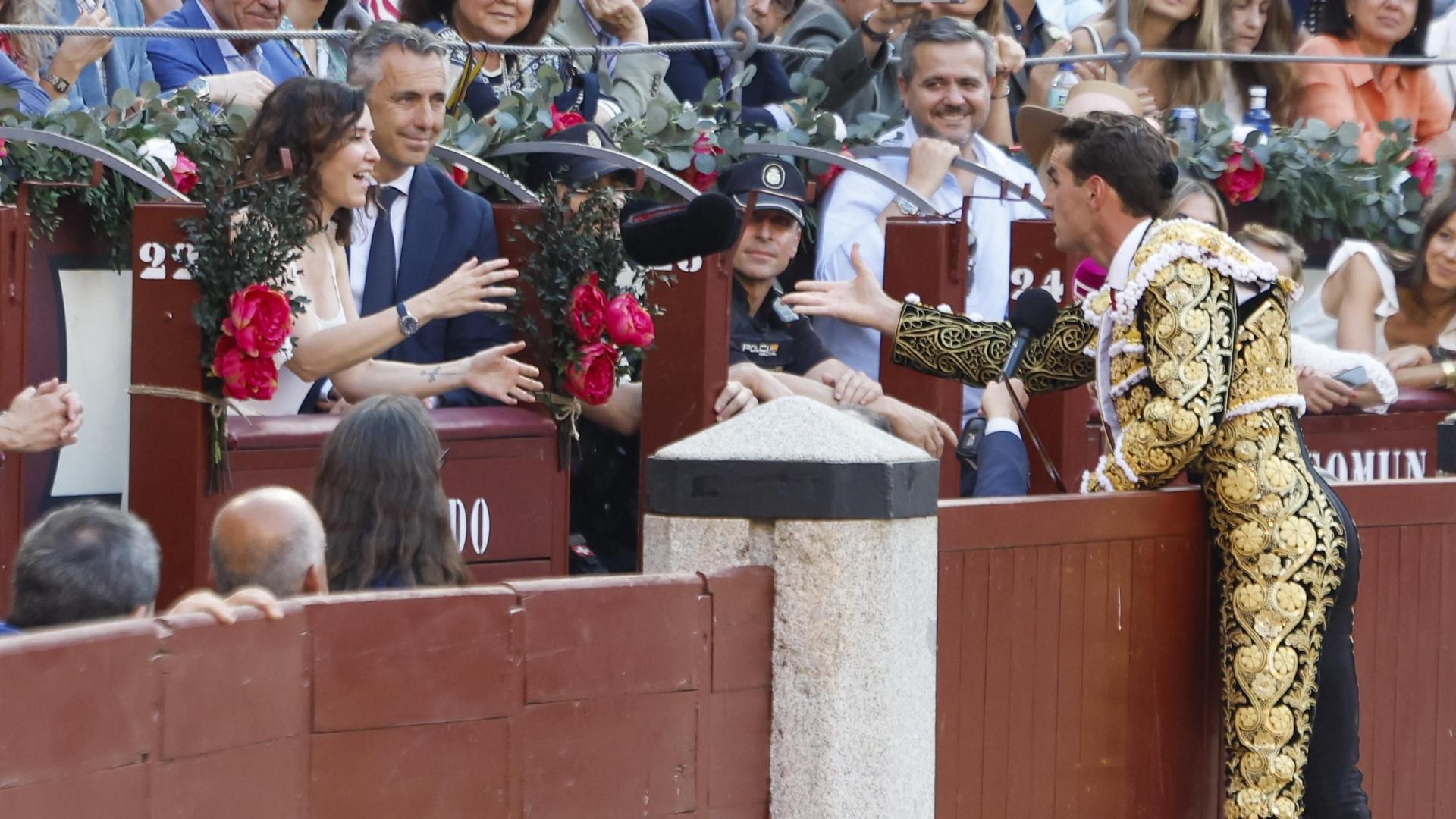 El diestro Fernando Adrián brinda su segundo toro a Isabel Díaz Ayuso durante la Corrida de la Beneficencia