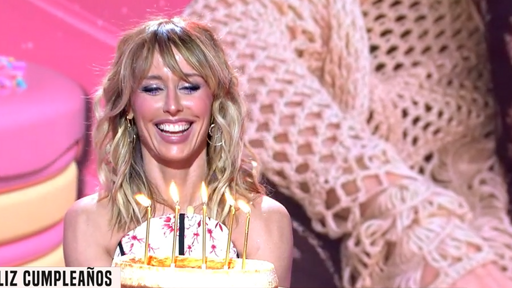 'Fiesta' felicita a Emma García con un vídeo de sus mejores momentos en el programa: ''Me habéis pillado desprevenida'' Fiesta 2025 Top Vídeos 669