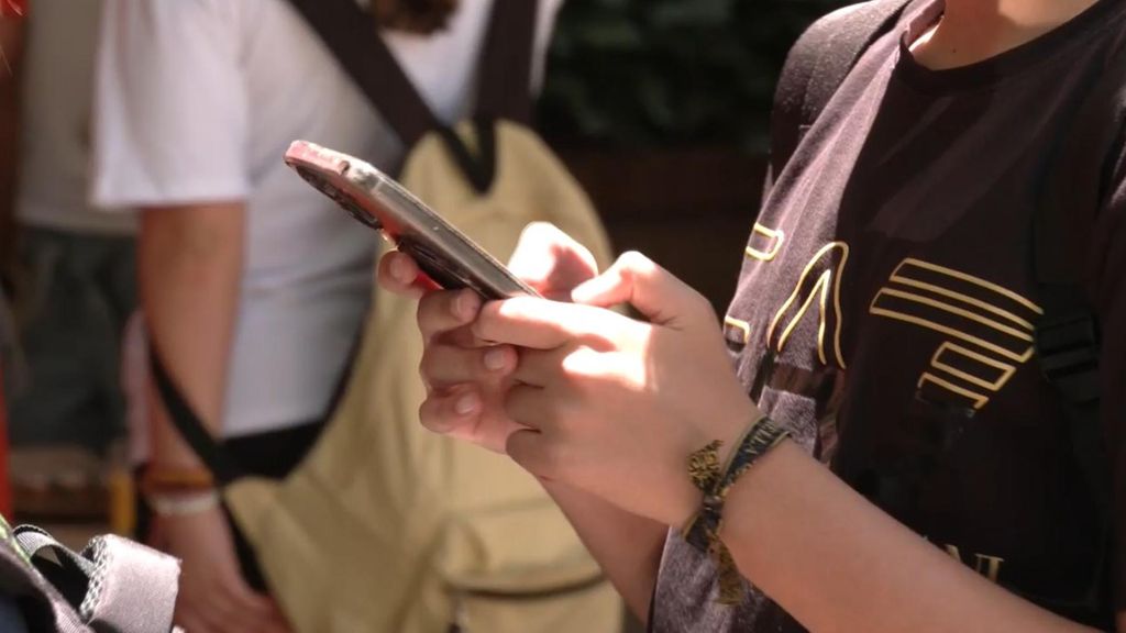 Familias y educadores exigen la desescalada digital en los colegios