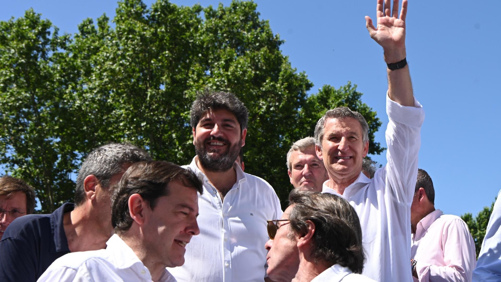 Fernando López Miras en la concentración convocada por el Partido Popular, que se ha celebrado hoy en la plaza de España de Madrid bajo el lema 'Mafia o democracia'.