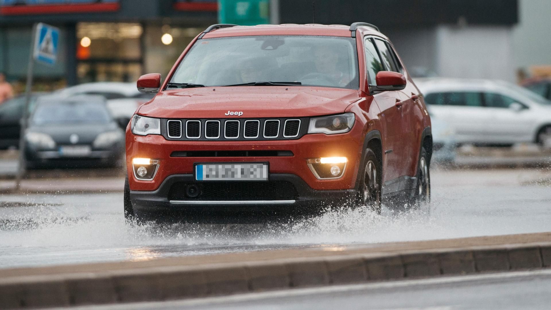 Imagen de archivo de un coche circulando bajo la lluvia en Castellón
