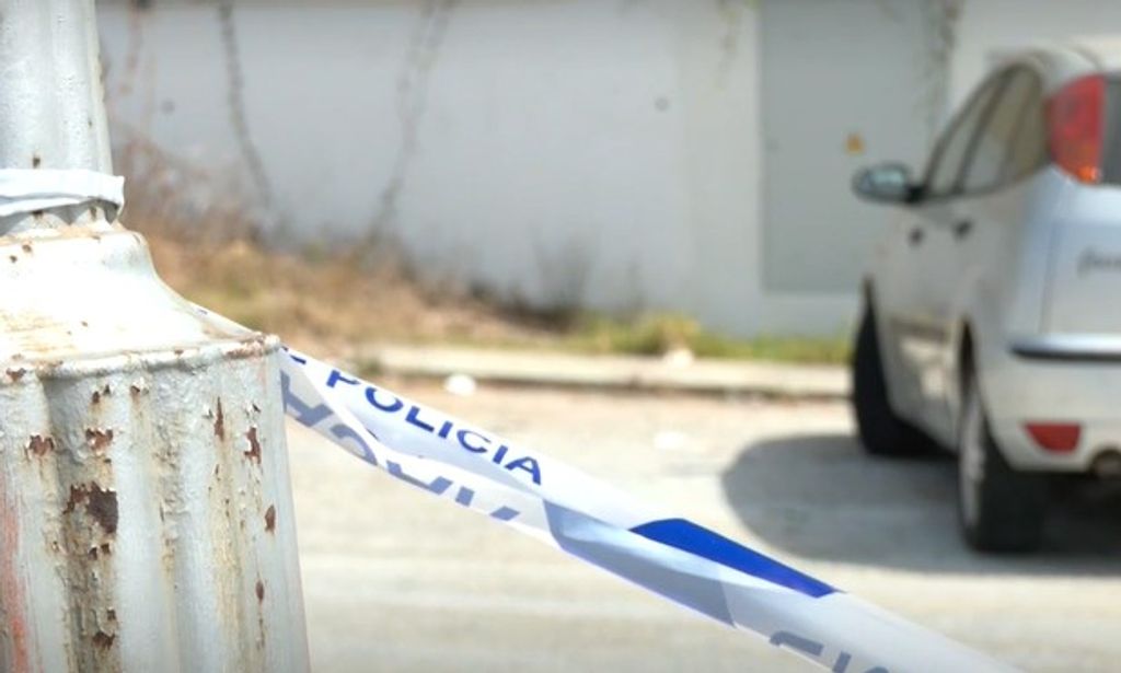 La zona en la que el hombre habría asesinado a golpes a su expareja en Marbella, acordonada por la Policía