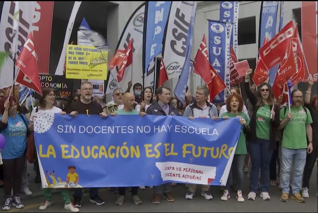 Miles de docentes salen a las calles en Oviedo antes de retomar la negociación con el Principado