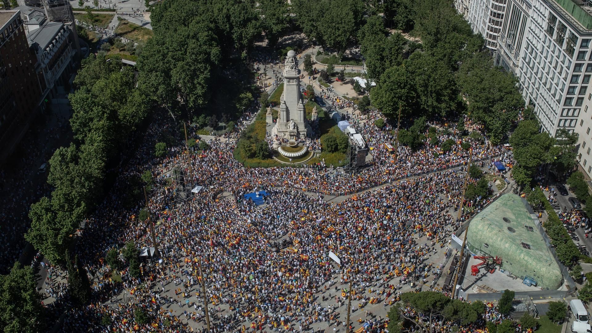 Miles de personas durante la concentración del PP bajo el lema ‘Mafia o democracia’ en la Plaza de España de Madrid