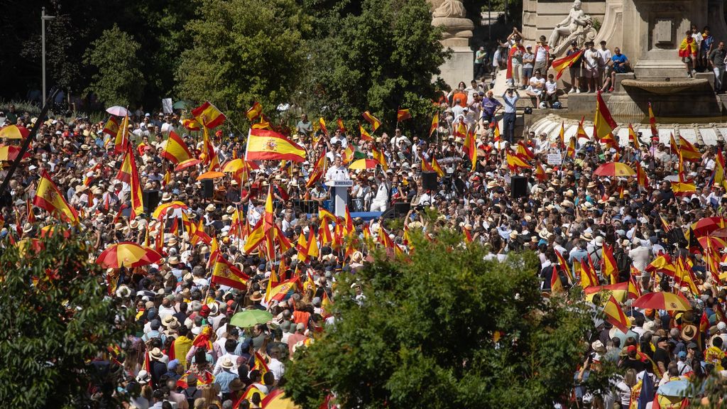 Miles de personas se manifiestan en la Plaza de España de Madrid contra el Gobierno de Pedro Sánchez