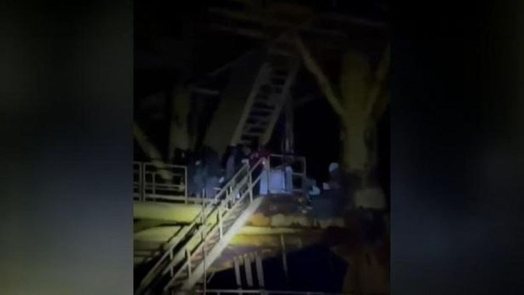 Open Arms rescata a 54 personas, entre ellas dos bebés y un recién nacido, atrapadas tres días en un plataforma en el Mediterráneo