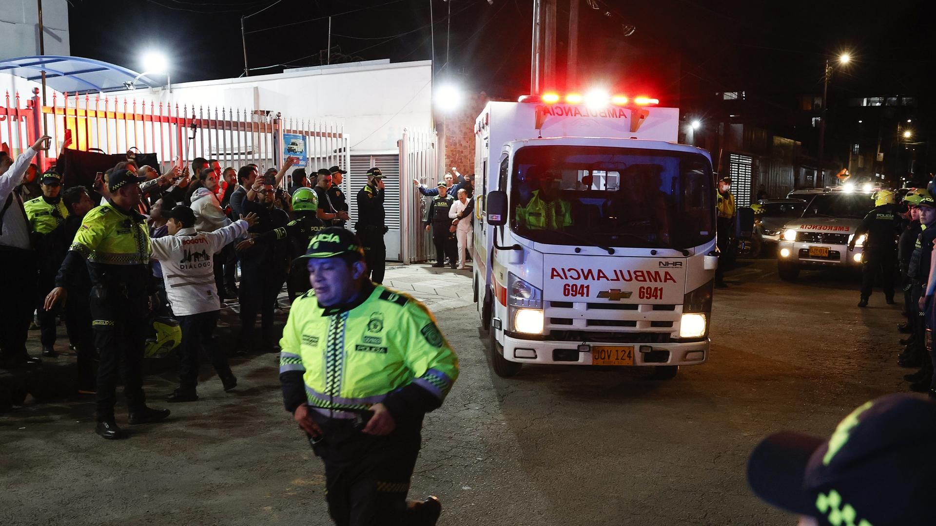 Policías custodian la ambulancia en la que es trasladado el senador Miguel Uribe Turbay