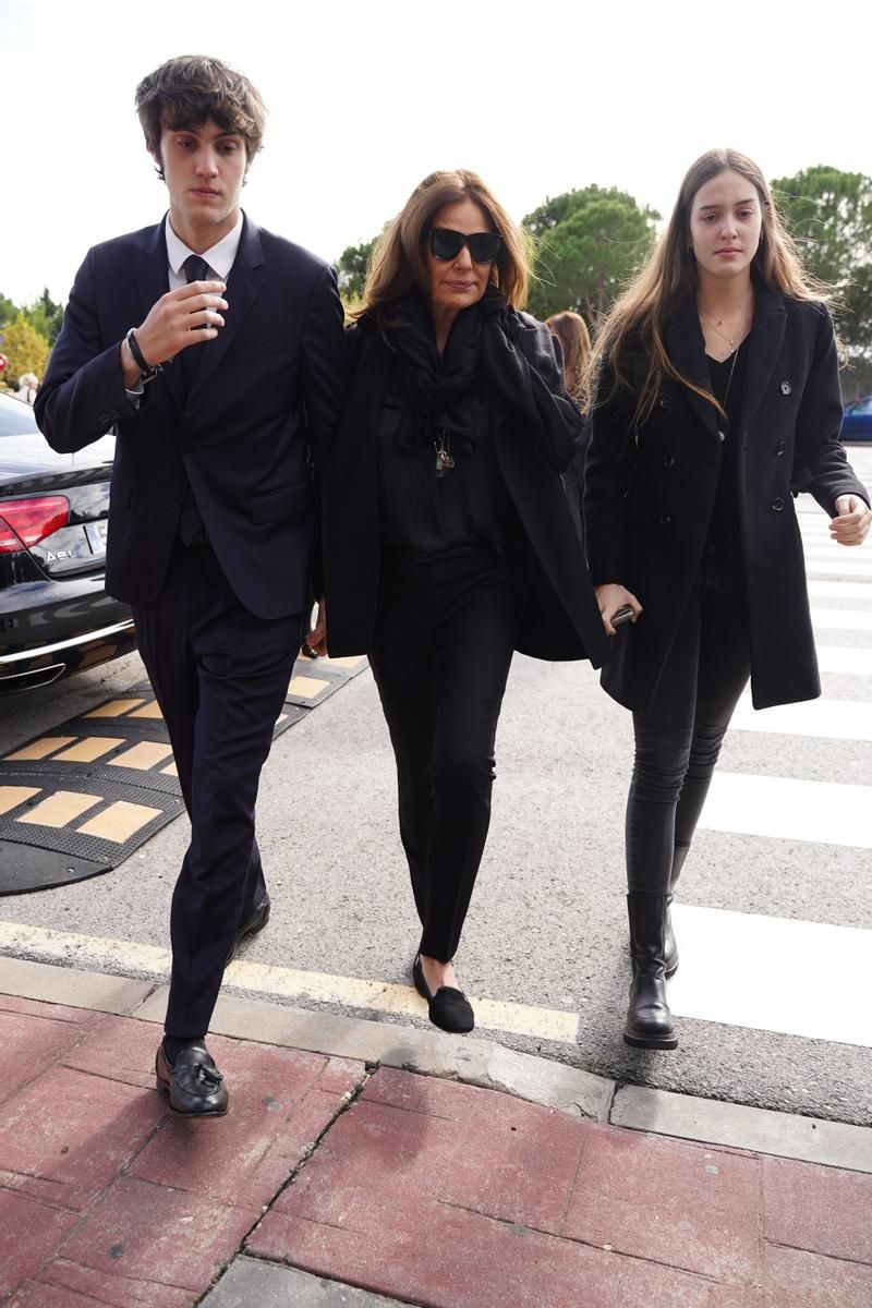 Alma, Iván y Nuria González, en la despedida a Fernández Tapias