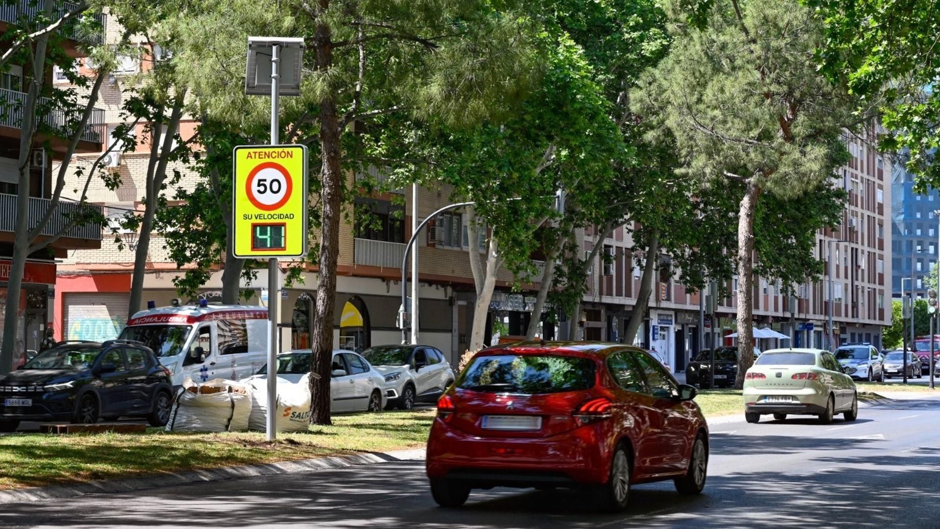 Ambulancia, coches y árboles en Valencia capital