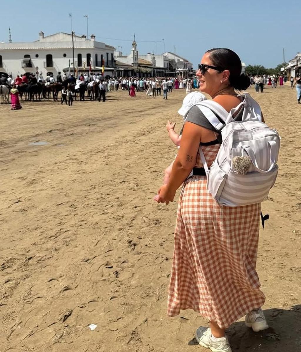 Anabel Pantoja con su hija Alma en la Plaza de Doñana de El Rocío