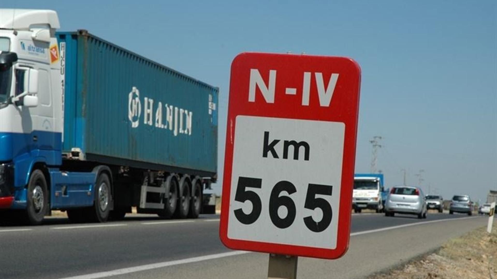 Archivo - Carretera N-IV a la altura de Dos Hermanas (Sevilla) en una imagen de archivo