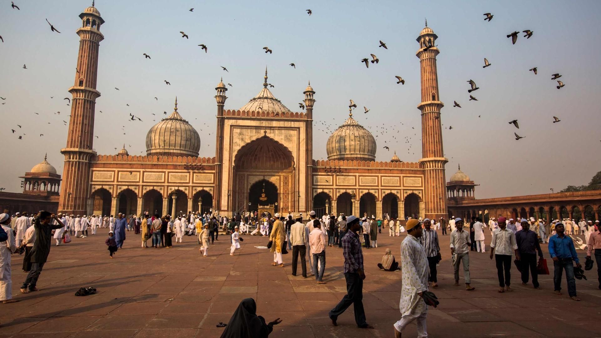 Archivo - DELHI, INDIA - OCTOBER 27: A woman begs for alms as Indian Muslims mingle after